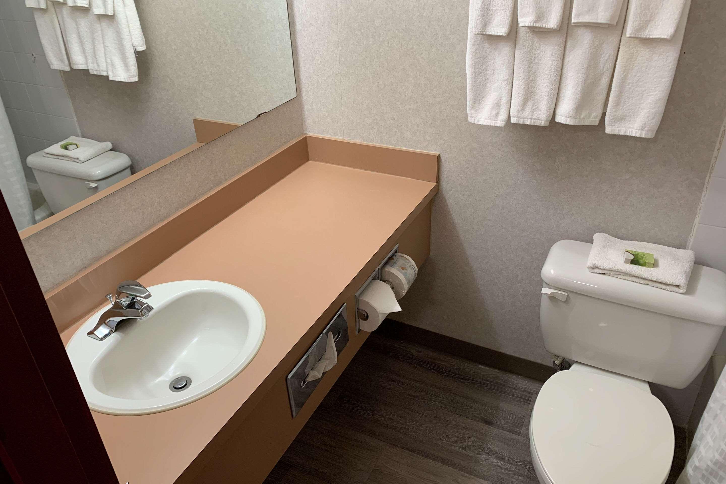 Sky Palace Inn & Suites By Jasper Beeville Exterior photo