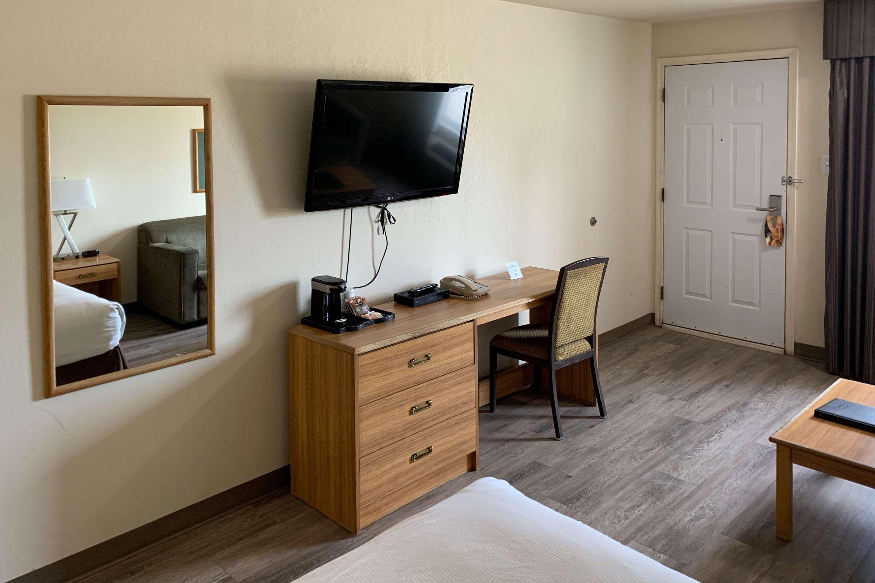 Sky Palace Inn & Suites By Jasper Beeville Exterior photo