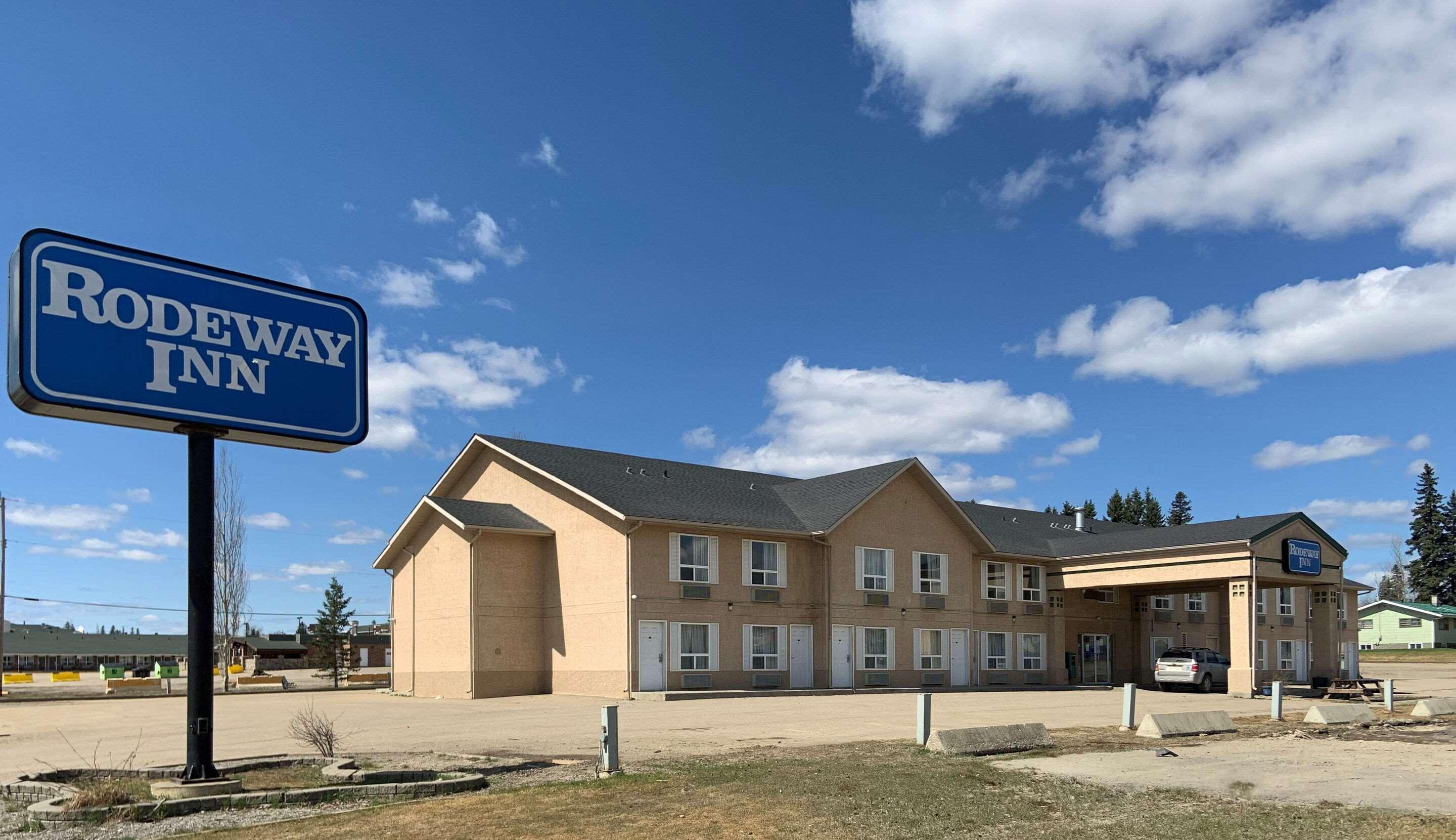 Sky Palace Inn & Suites By Jasper Beeville Exterior photo