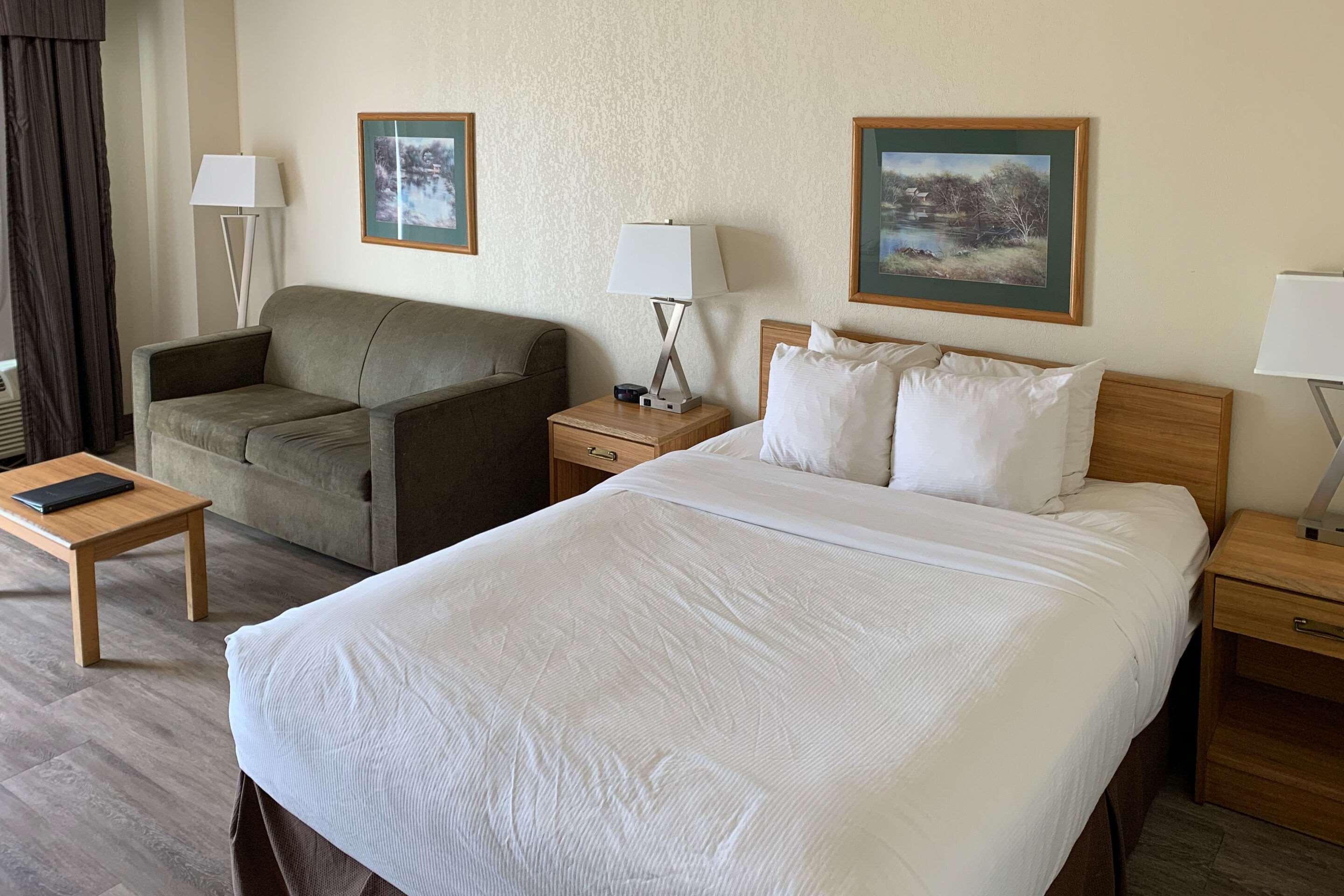 Sky Palace Inn & Suites By Jasper Beeville Exterior photo