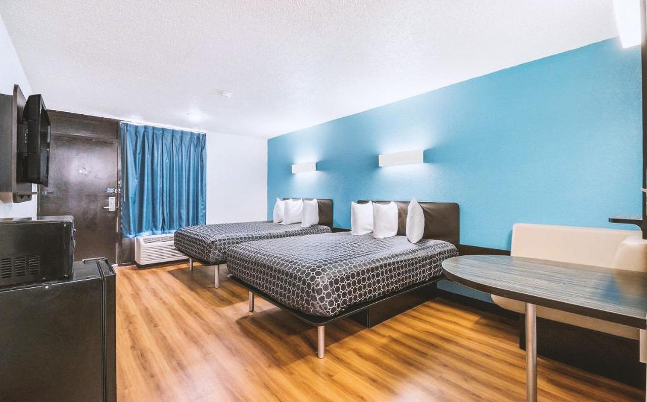 Sky Palace Inn & Suites By Jasper Beeville Exterior photo