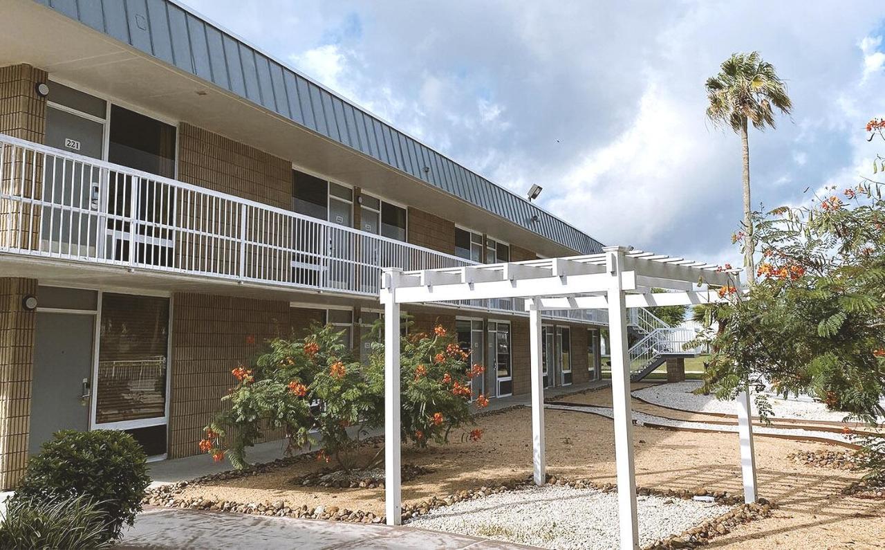 Sky Palace Inn & Suites By Jasper Beeville Exterior photo