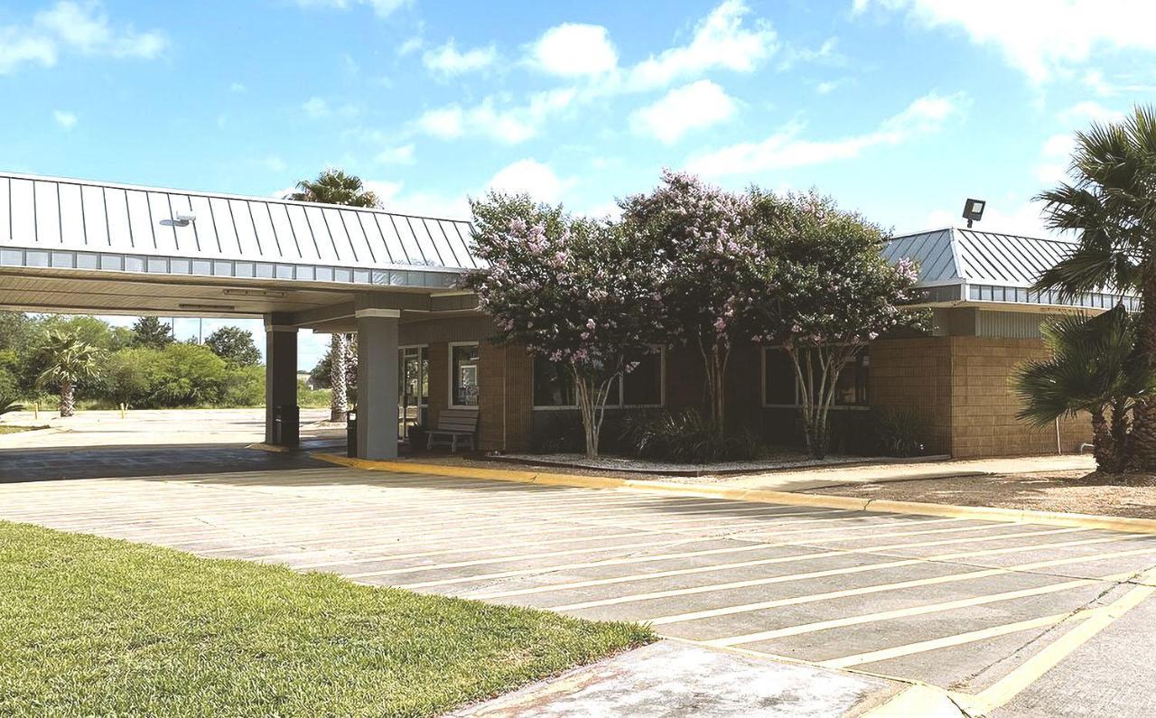 Sky Palace Inn & Suites By Jasper Beeville Exterior photo