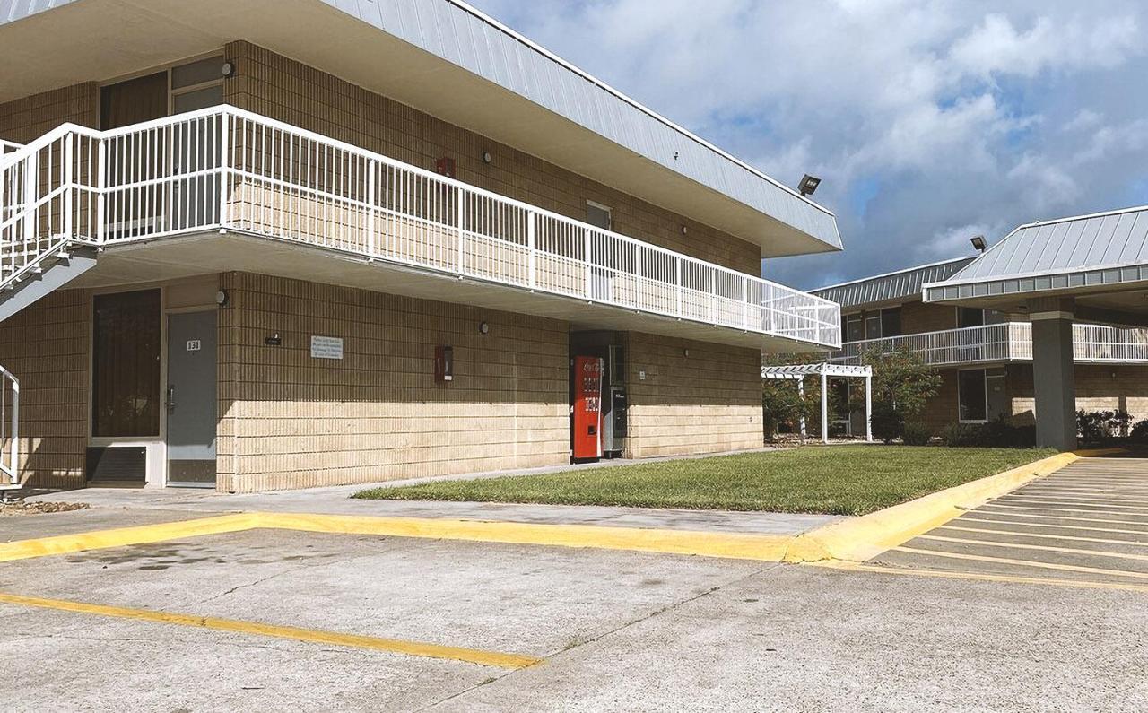 Sky Palace Inn & Suites By Jasper Beeville Exterior photo