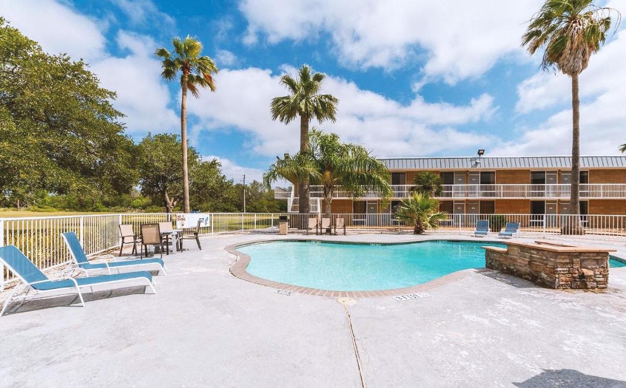 Sky Palace Inn & Suites By Jasper Beeville Exterior photo