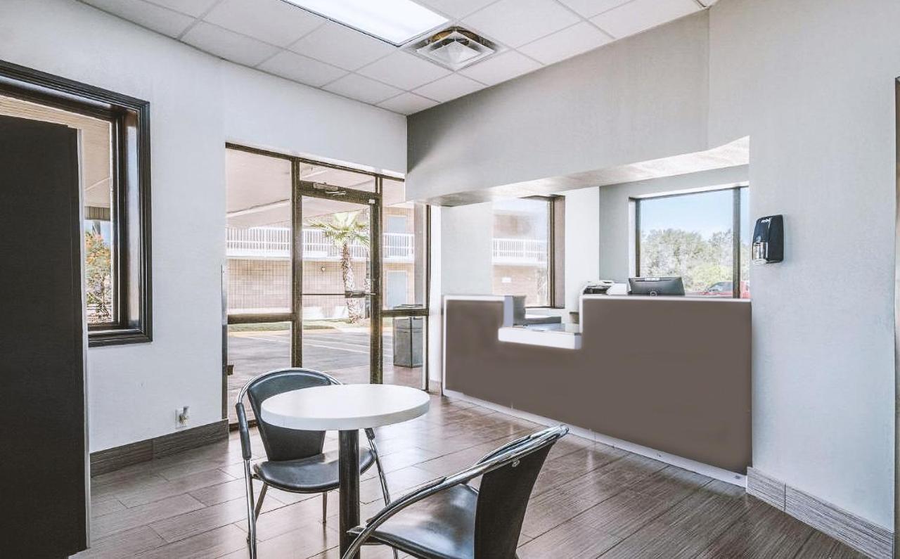 Sky Palace Inn & Suites By Jasper Beeville Exterior photo