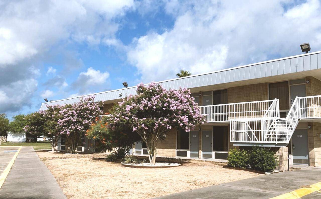 Sky Palace Inn & Suites By Jasper Beeville Exterior photo