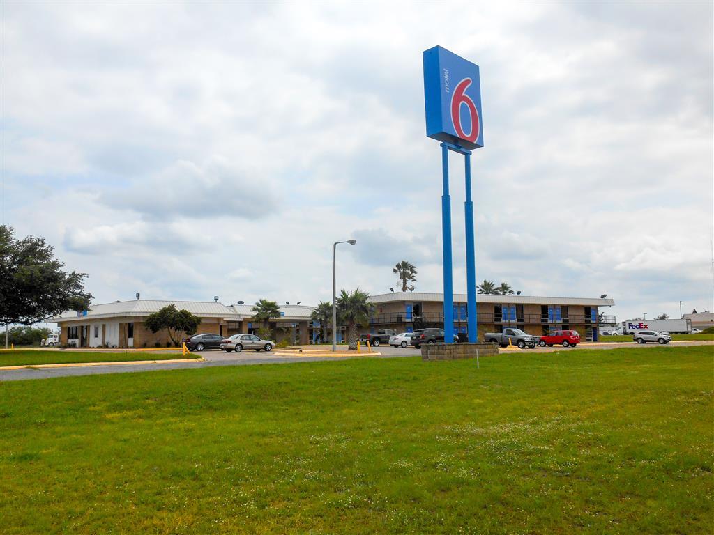Sky Palace Inn & Suites By Jasper Beeville Exterior photo